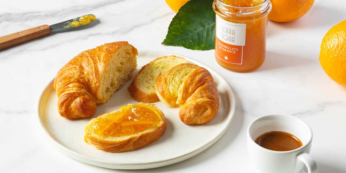 Colazione con brioche e marmellata di arancia tarocco Preparato con marmellata di arance tarocco